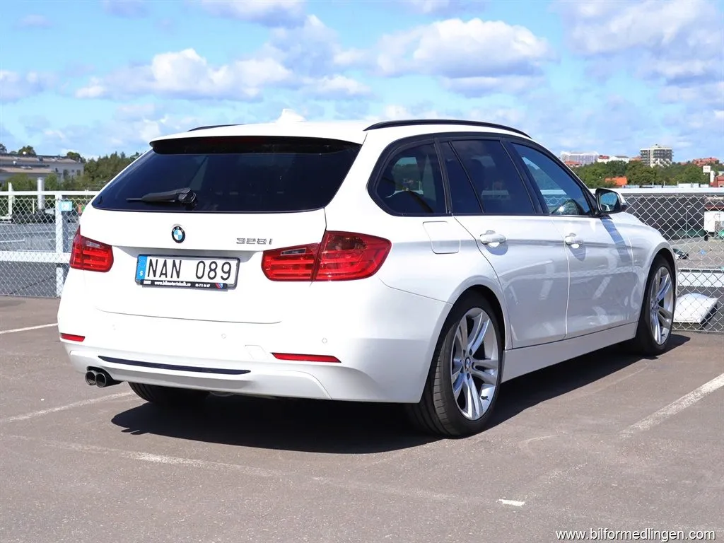 BMW 328 i Touring Sport Line Automat S/V-hjul GPS Drag, bild 4 av 12