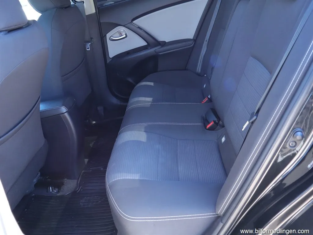 Toyota Avensis 1.8 Sedan 147hk Automat S/V-hjul Svensksåld, bild 8 av 12