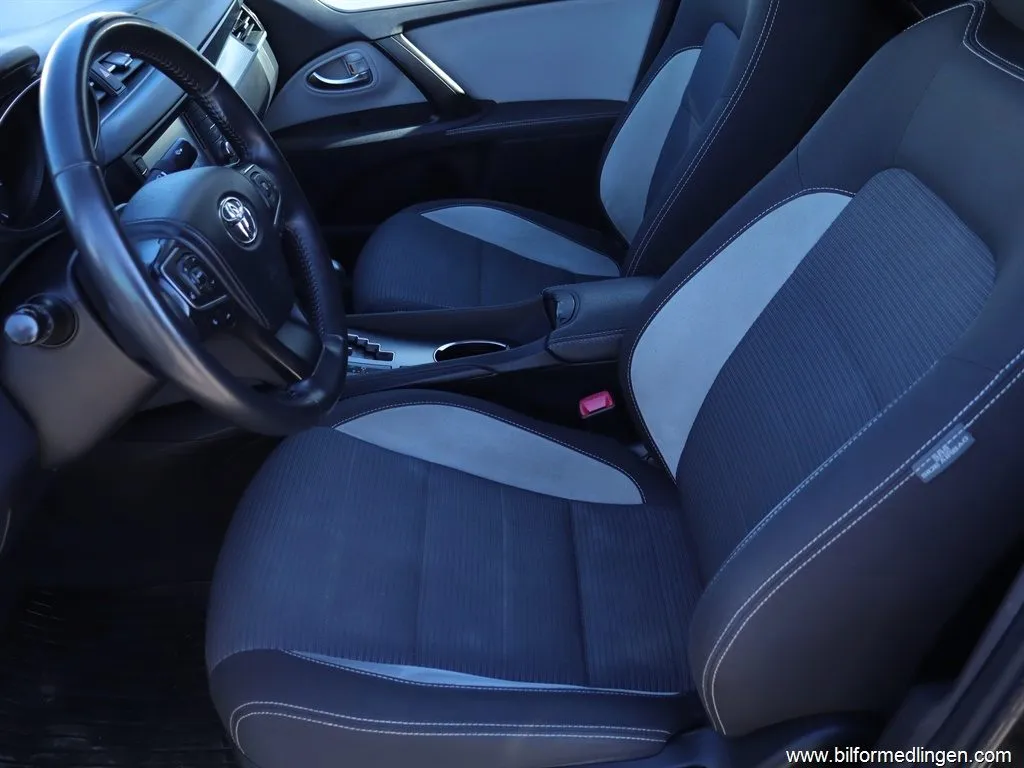 Toyota Avensis 1.8 Sedan 147hk Automat S/V-hjul Svensksåld, bild 5 av 12
