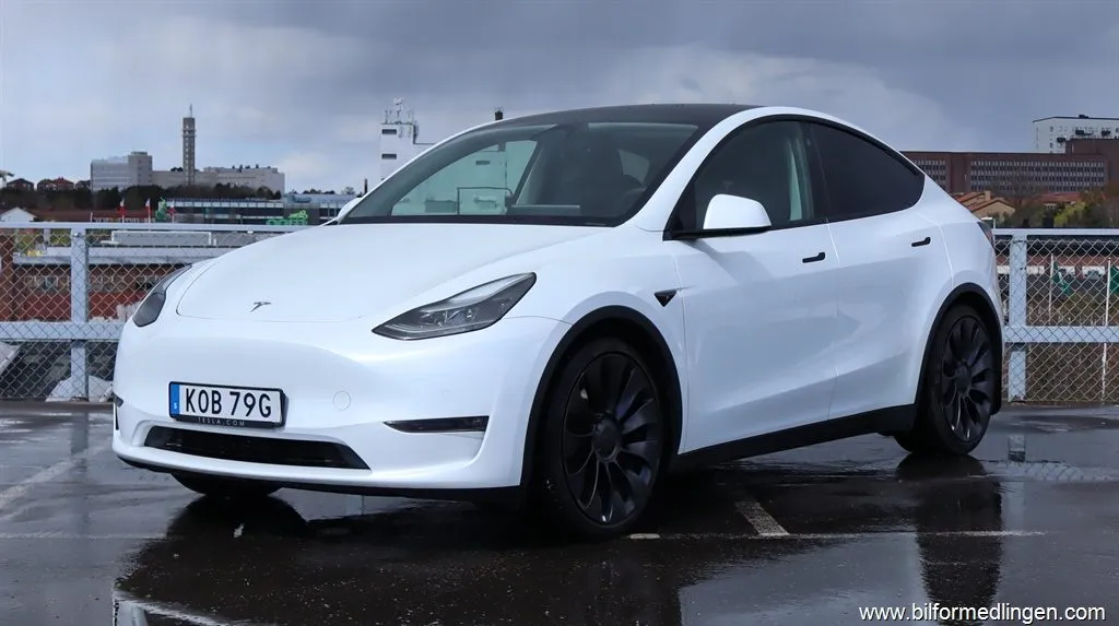 Tesla Model Y AWD Performance 1 ägare, bild 2 av 12