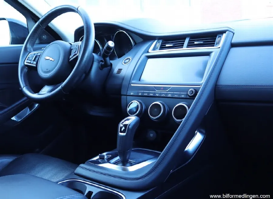 Jaguar E-Pace P200 16V AWD 200hk, bild 8 av 12