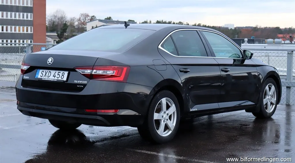 Skoda Superb 2.0 TDI 4x4 190hk Sedan Navi Keyless S/V-hjul, bild 3 av 12
