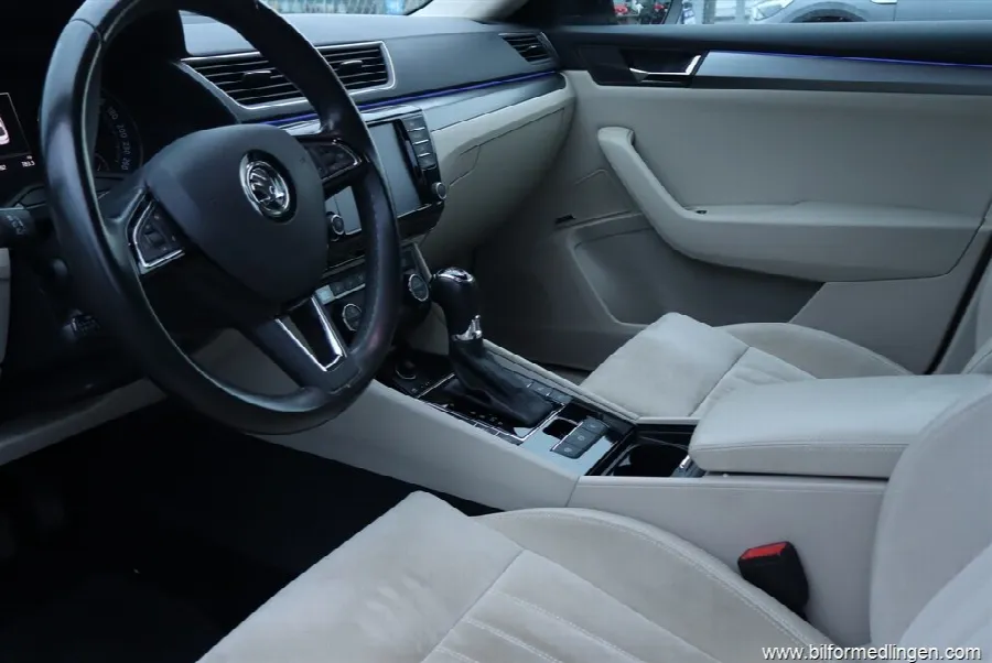 Skoda Superb 2.0 TDI 4x4 190hk Sedan Navi Keyless S/V-hjul, bild 8 av 12