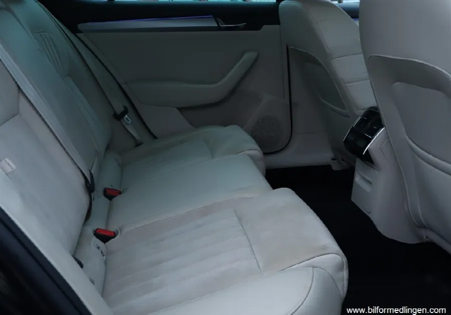 Skoda Superb 2.0 TDI 4x4 190hk Sedan Navi Keyless S/V-hjul, bild 7 av 12