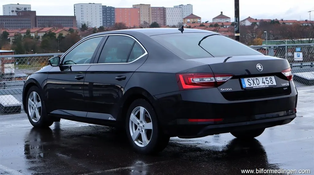 Skoda Superb 2.0 TDI 4x4 190hk Sedan Navi Keyless S/V-hjul, bild 4 av 12