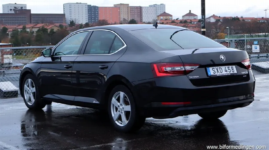 Skoda Superb 2.0 TDI 4x4 190hk Sedan Navi Keyless S/V-hjul, bild 4 av 12