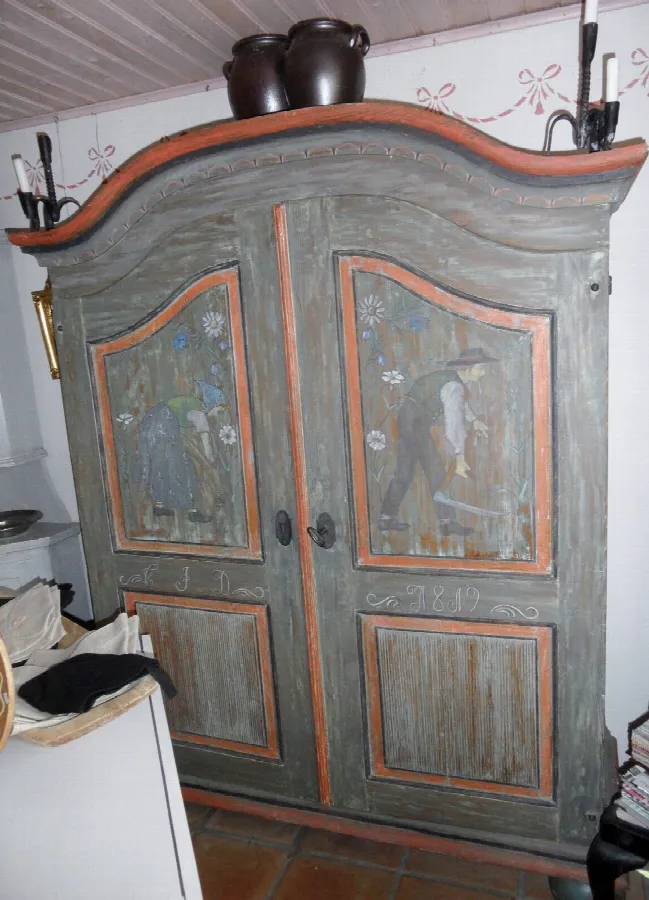 Antikt allmogeskåp daterat 1819