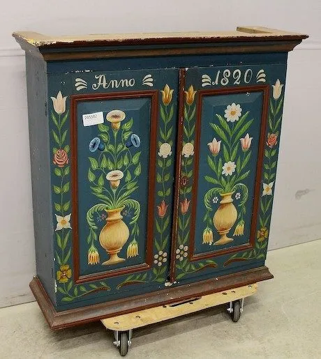Allmoge hängskåp, daterat 1820