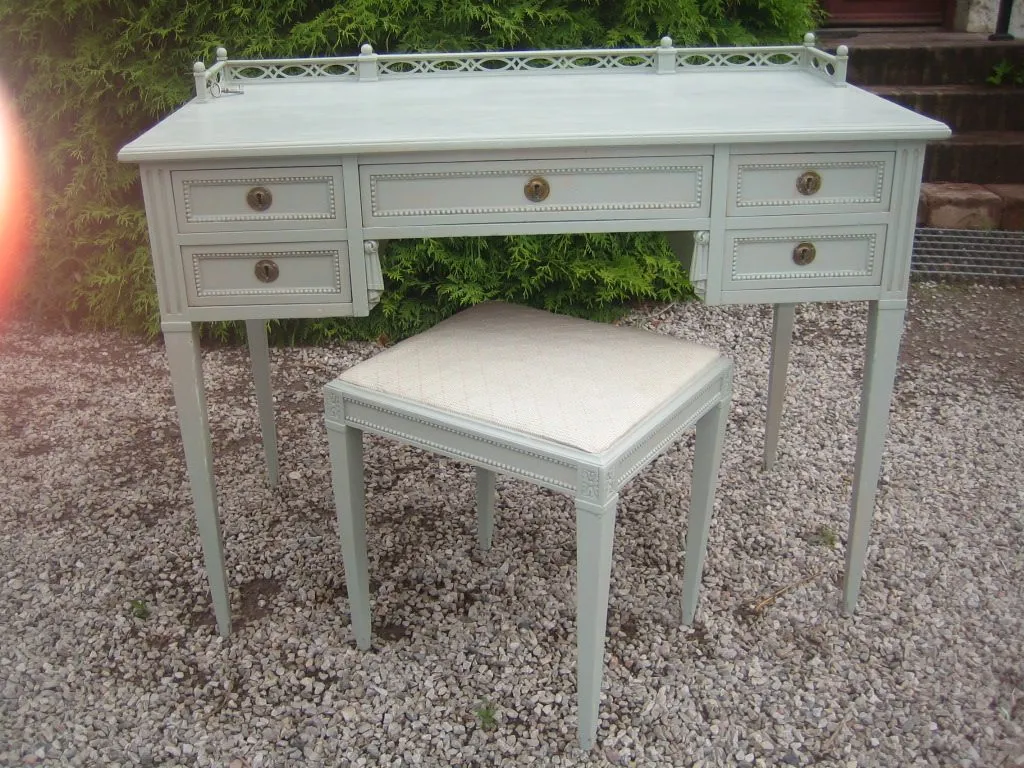 Skrivbord med pall, i Gustaviansk stil