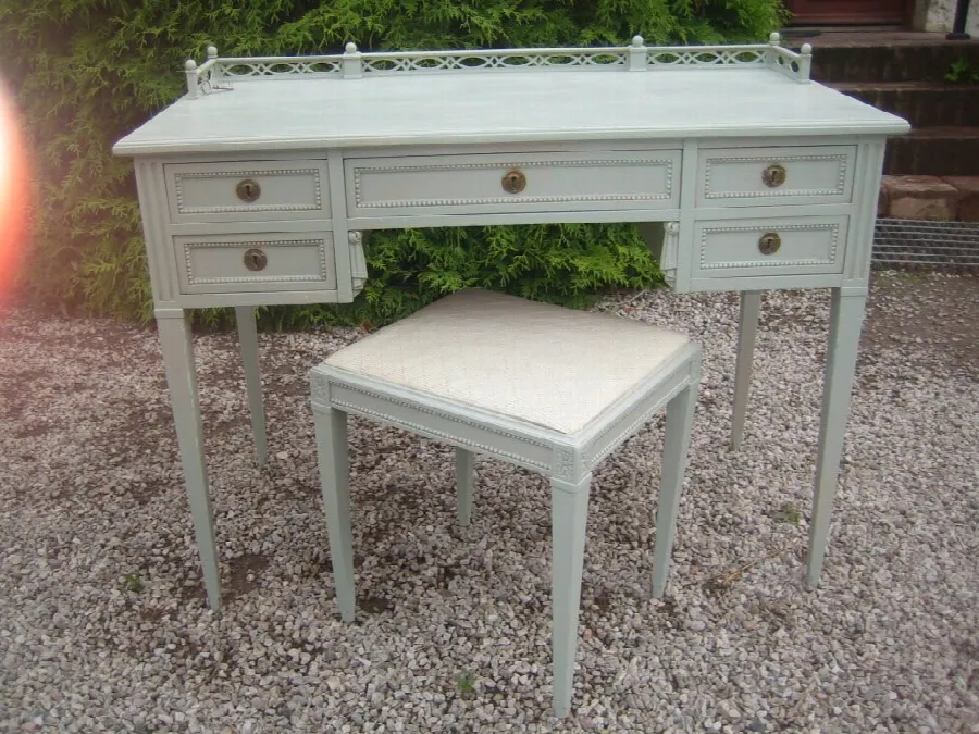 Skrivbord med pall, i Gustaviansk stil
