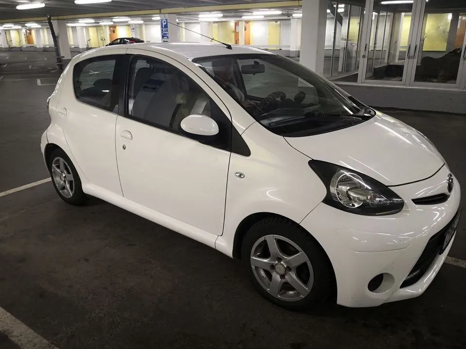 Toyota Aygo 1.0 VVT-i LIFT AC Bluetooth Servad Bes/skatt ++ '14, bild 1 av 12