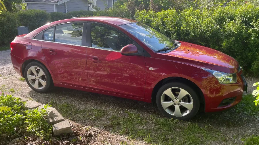 Chevrolet Cruze LT 1.8 Bensin AUTOMAT + NAVI + Vinterdäck + Nybesiktigad + Lågmilare ++, bild 3 av 12