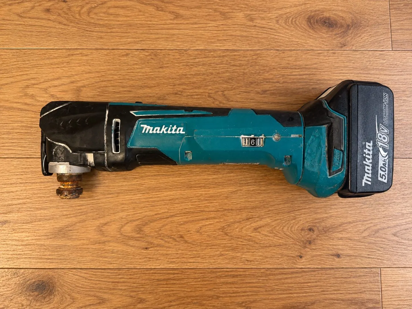 Makita DTM51 18V LXT – Multiverktyg med 5,0 Ah batteri, bild 1 av 2