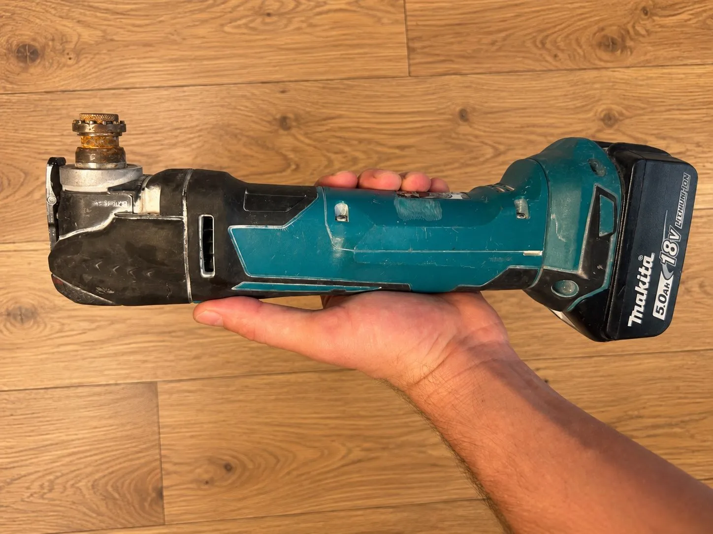 Makita DTM51 18V LXT – Multiverktyg med 5,0 Ah batteri, bild 2 av 2
