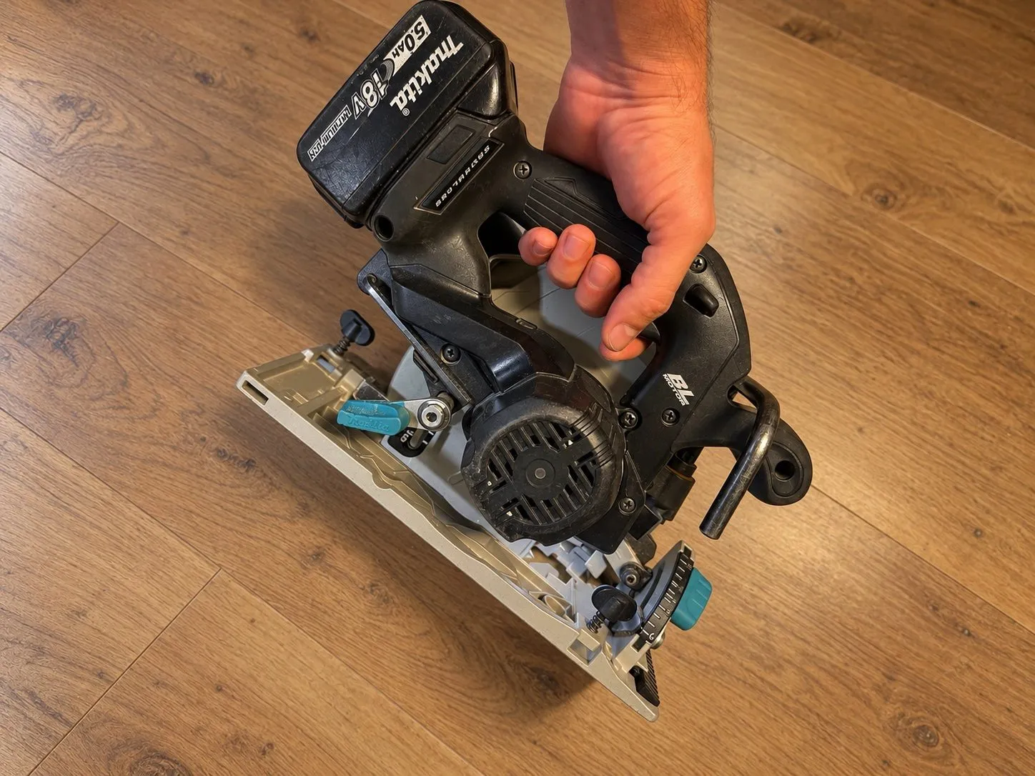Makita DHS680 18V Batteridriven Cirkelsåg – 165 mm, bild 2 av 3