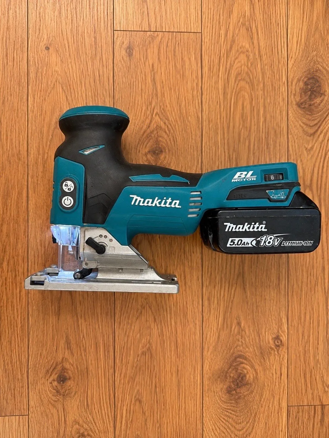 Makita DJV181 18V LXT – Batteridriven sticksåg med 5,0 Ah batteri, bild 1 av 2
