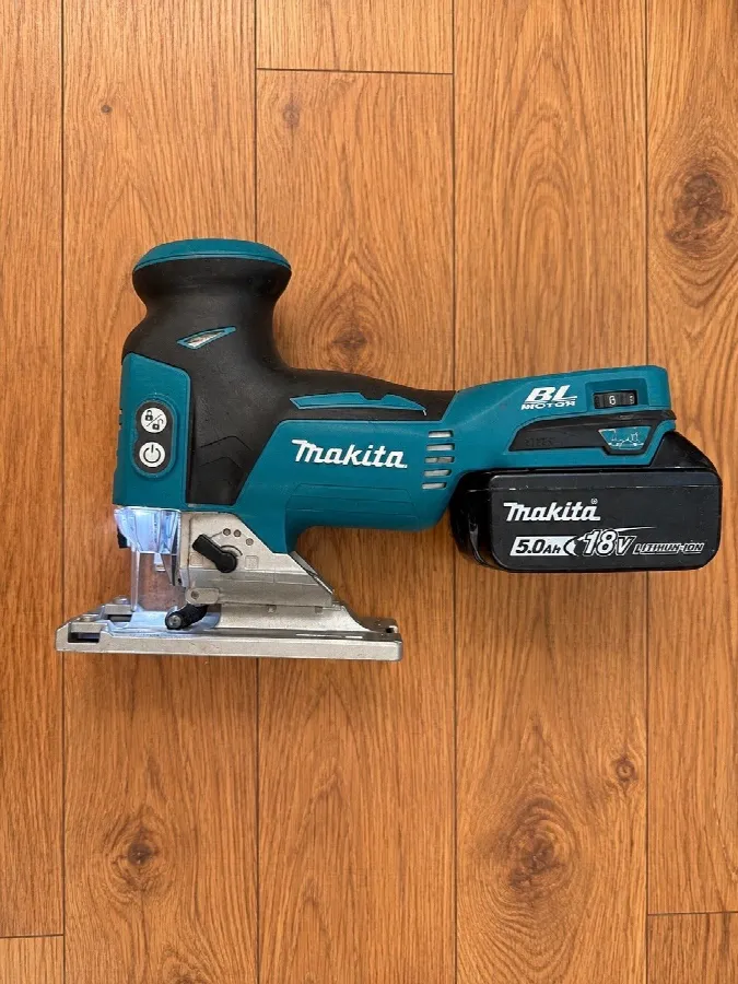 Makita DJV181 18V LXT – Batteridriven sticksåg med 5,0 Ah batteri, bild 1 av 2