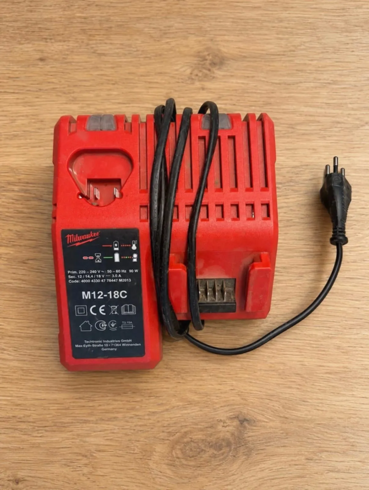 milwaukee m12-18c batteriladdare